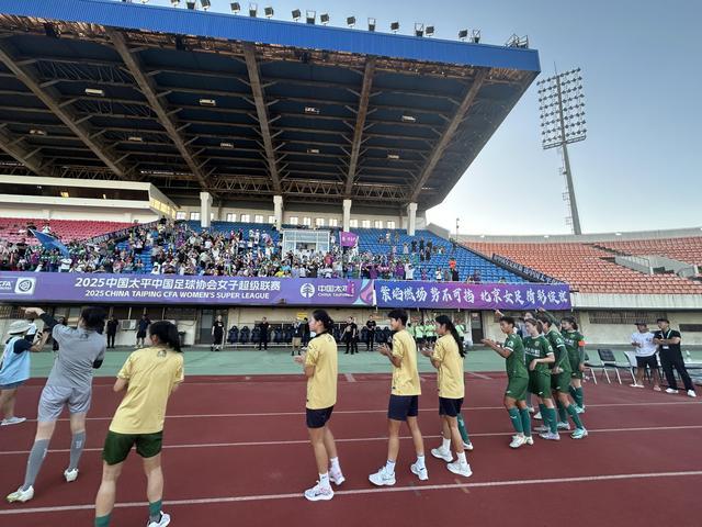 况下, 谢到场球迷