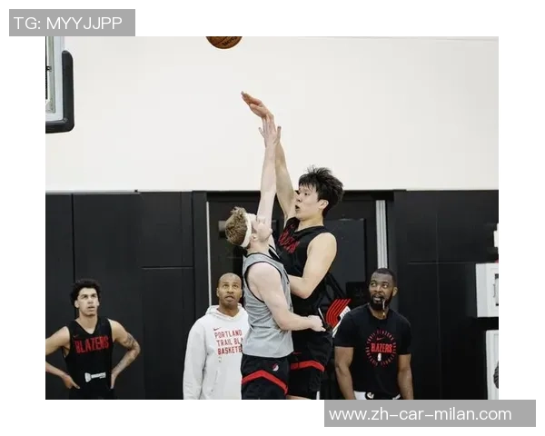 杨瀚森18+10+4背面暖心一幕！克林根仔细辅导 球迷等待激起潜力